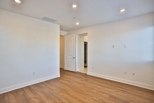 Building Photo - 5 Bedroom SFR in Irvine