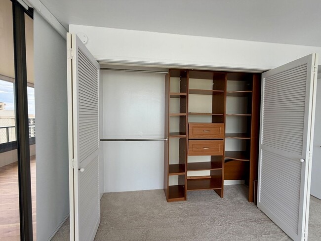 Building Photo - Luxury High-Floor Condo with Panoramic Ocean & Diamond Head Views | 2 Parking | Great Building Am...