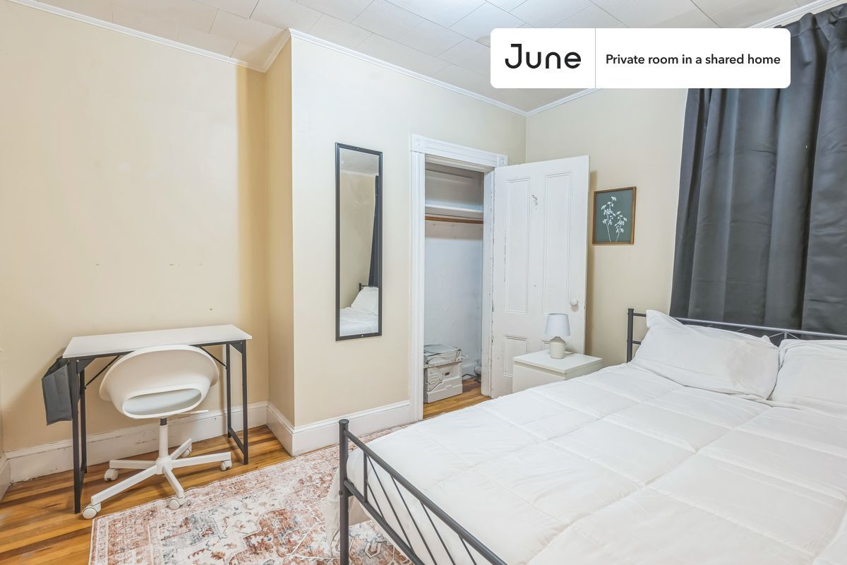 Building Photo - Room in Shared 4 bed/1 bath home