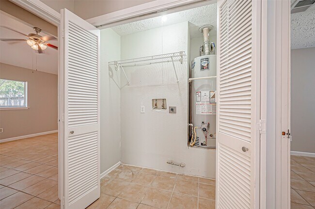 Building Photo - 7111 Village Lake Dr