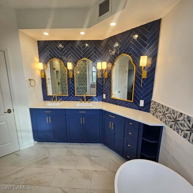 Building Photo - 7040 Pelican Bay Blvd