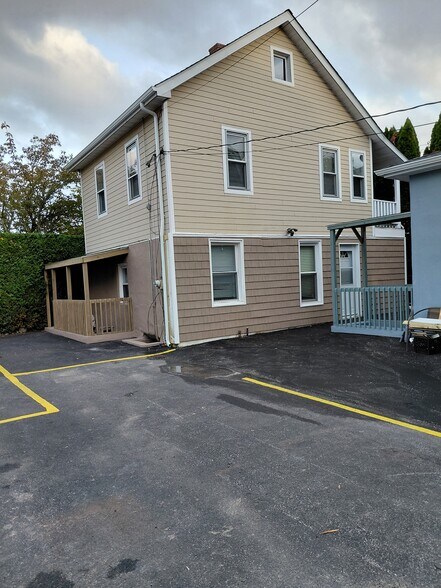 Back cottage - 41 Saratoga Ave