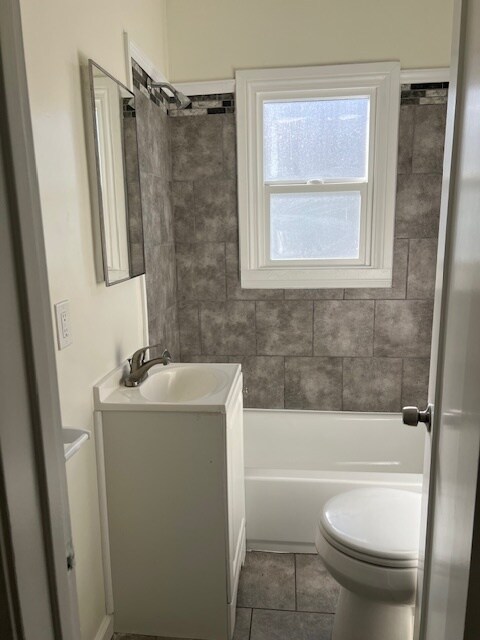 Bathroom - 1055 W 7th St