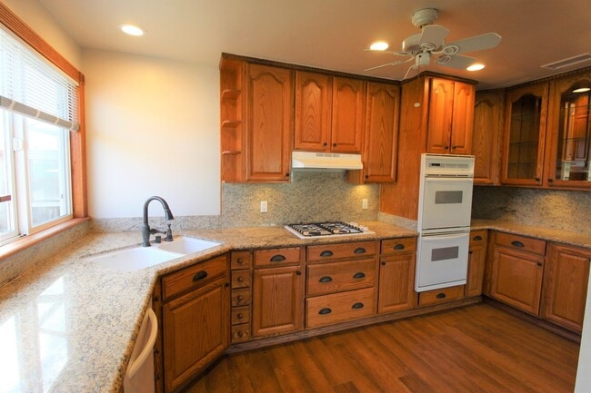 Building Photo - Quaint Midtown Ventura Home