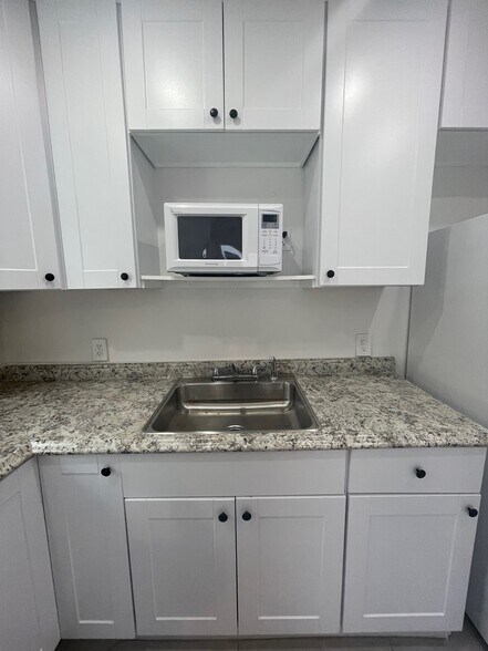 Building Photo - 2510 SW 27th St