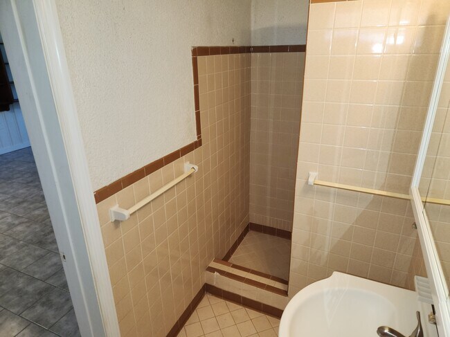 Building Photo - 114 Maureen Dr