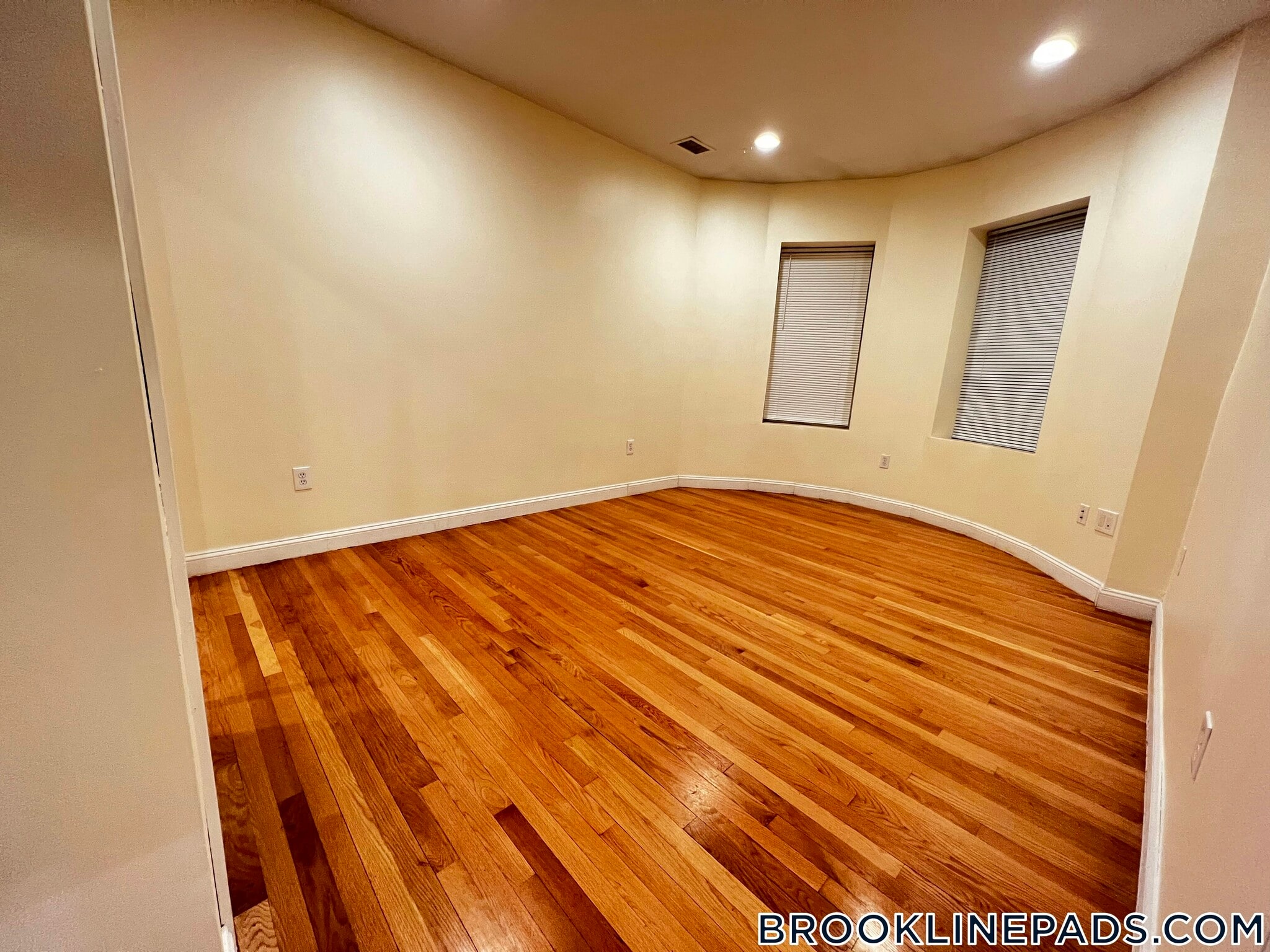 Building Photo - 1801 Beacon St