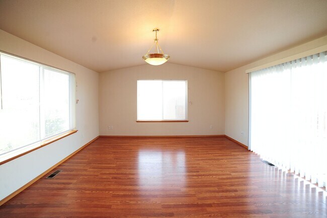 Building Photo - South Richland Home with Large Yard