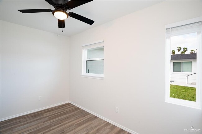 Building Photo - 17 Redwood Ave