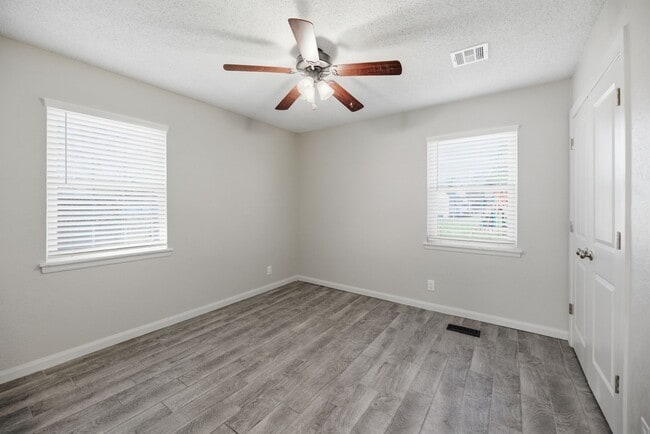 Building Photo - Cute 3 bed 1.5 bath home with a large yard and quite living in the highly desired Bixby Public Sc...