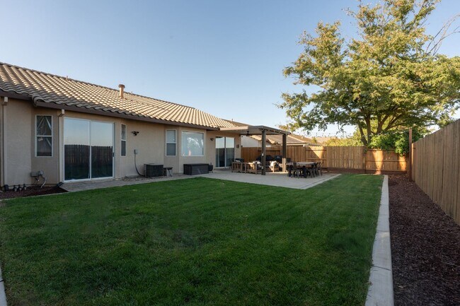 Building Photo - Stunning 3 Bedroom 2 Bath Home