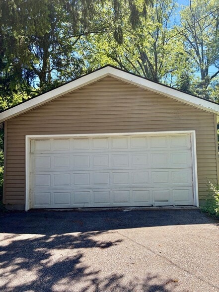 Building Photo - 1067 Rushleigh Rd