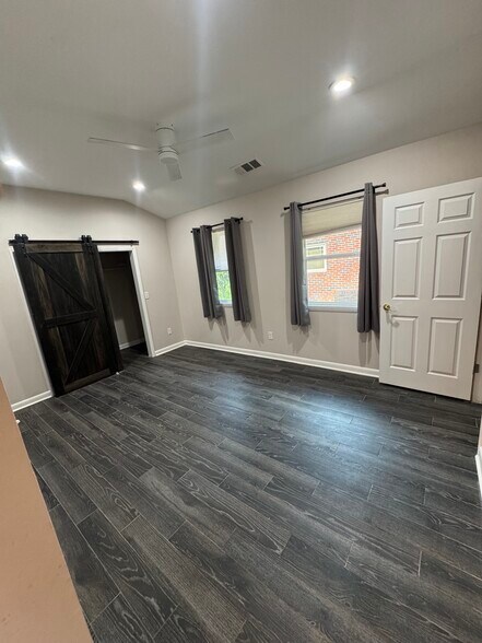 Building Photo - 2281 Shamrock Dr