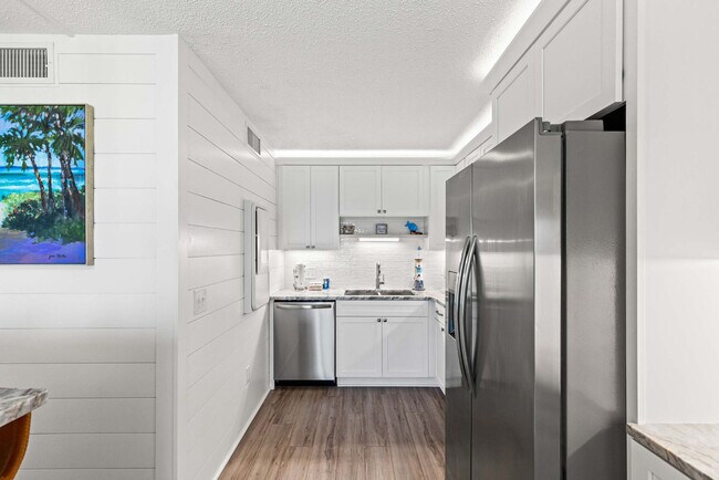 Building Photo - 8743 Thomas Dr