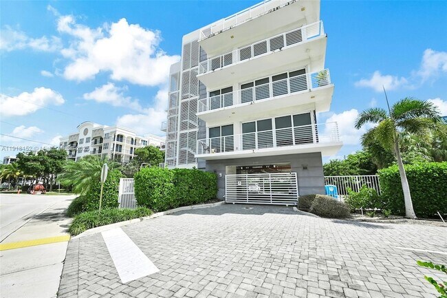 Building Photo - 1900 SE 2nd St