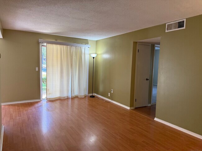 Building Photo - 20 Woodsedge Dr