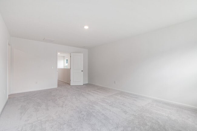 Building Photo - Spacious End-Unit 3-Bedroom Townhome in Pr...