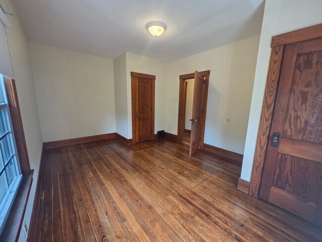 Building Photo - Kent Ohio 2 Bedroom 1.5 Bath 2 Bonus Rooms.