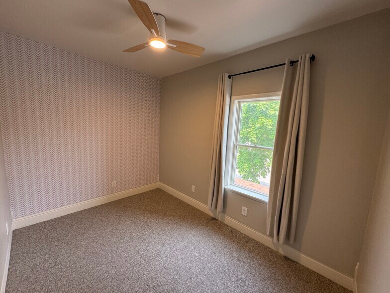 Unit 3 bedroom - 209 N William St