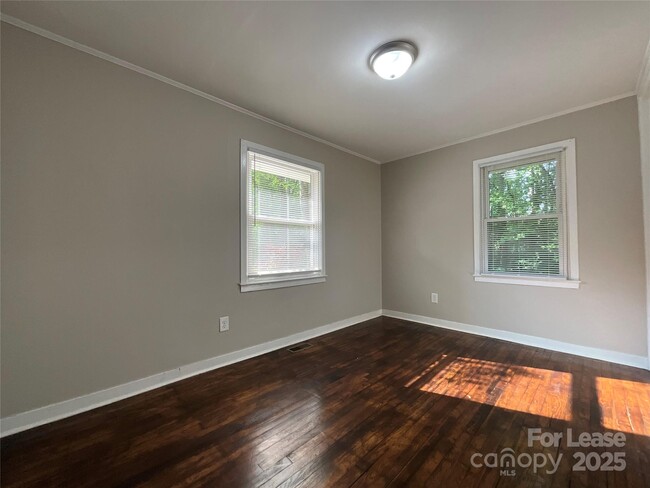 Building Photo - 2326 Chipola Dr