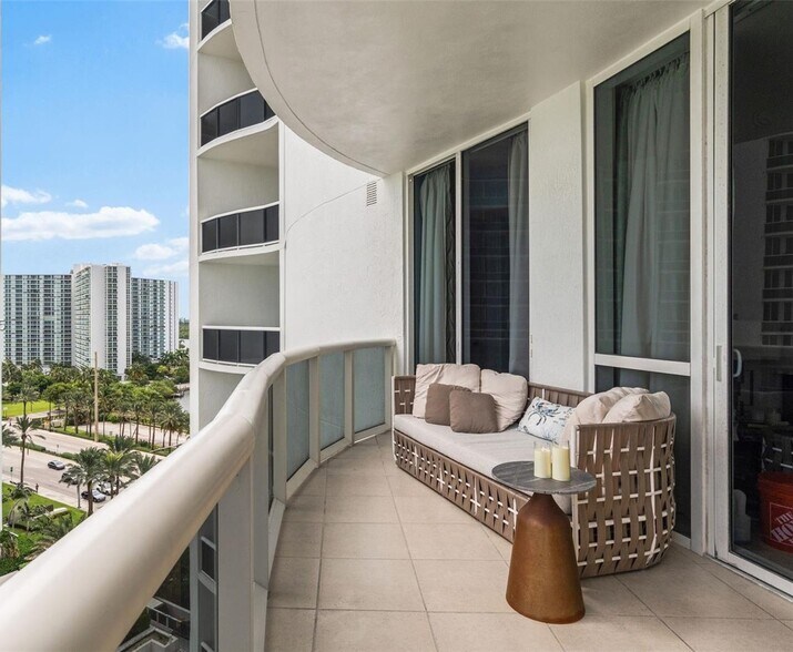 Building Photo - 16001 Collins Ave