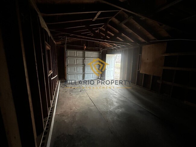Building Photo - $500 OFF MOVE IN COSTS! MUST SEE UNITS! Close to Bethel Park, Updated 3 Bedroom/1 Bathroom with D...