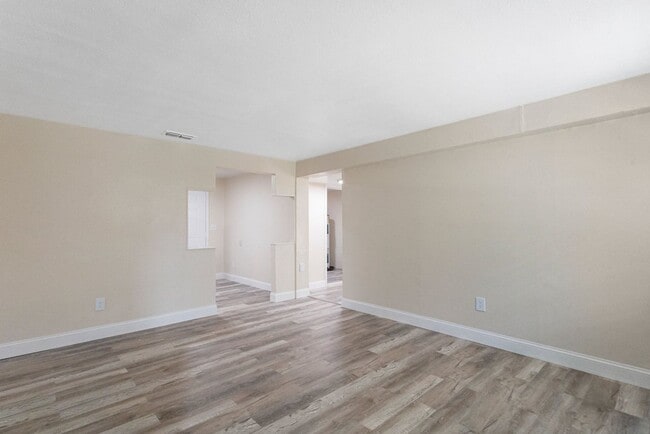 Building Photo - Spacious 4bdrm/1bath House ** $1,995.00 **...