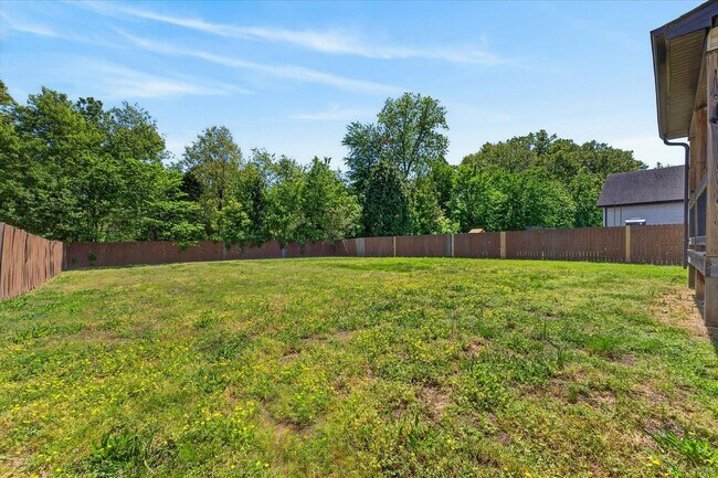 Building Photo - Pet Friendly Three Bedroom!