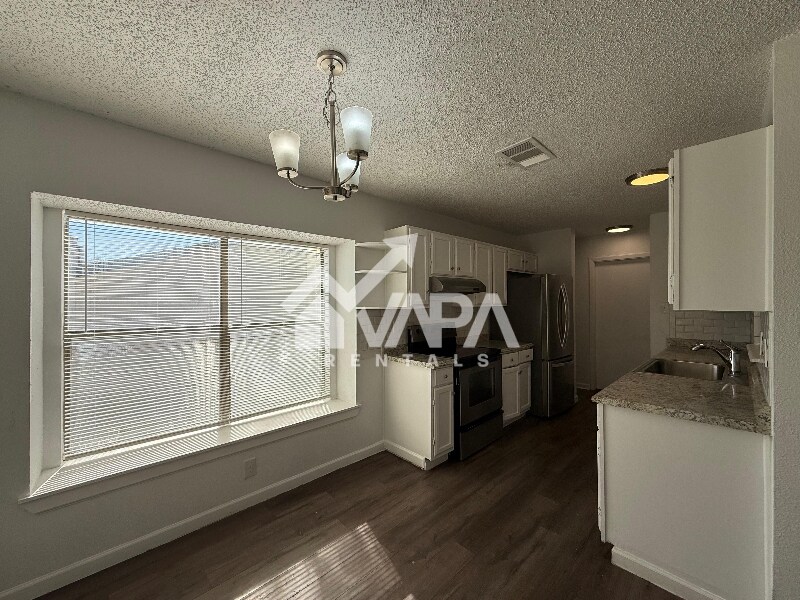 Building Photo - 826 Thrasher Dr