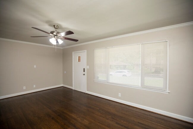 Building Photo - ** 3 bed 1.5 bath located in Mcgehee-Allen...