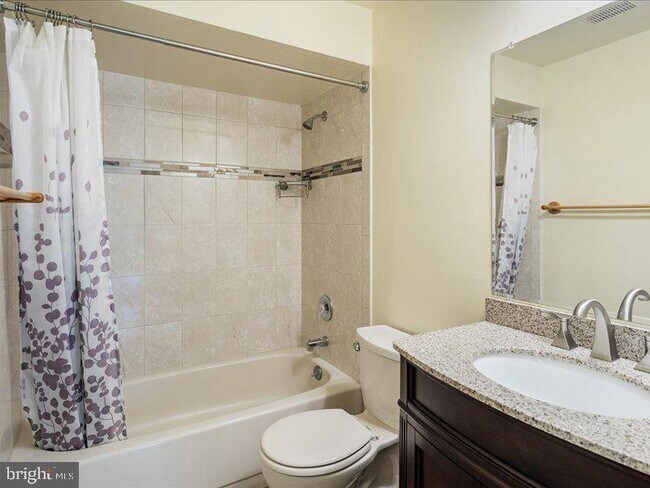 Building Photo - 18 Pond View Dr