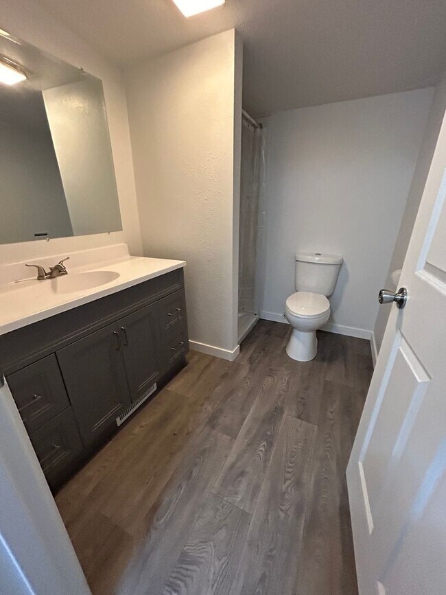Building Photo - 3 Bedroom 2 Bathroom Apartment Near Gundersen