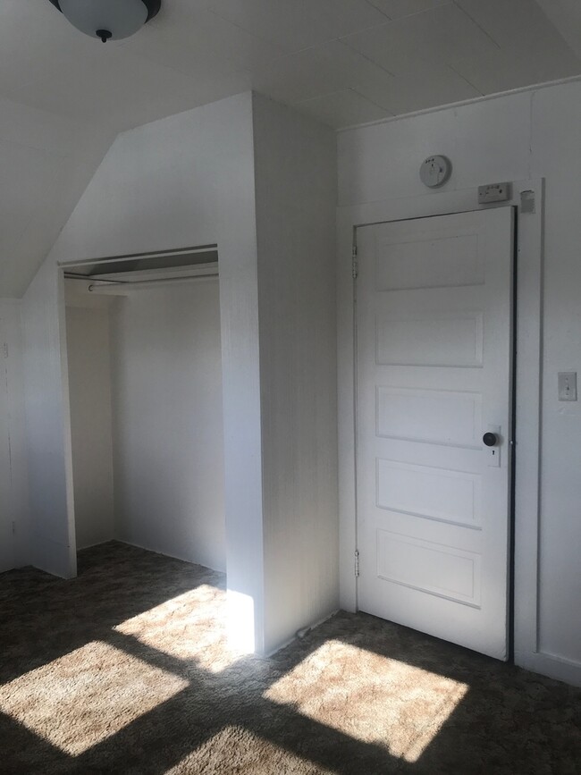 Building Photo - 1 Bedroom, 1 Bathroom Upstairs Apartment -...