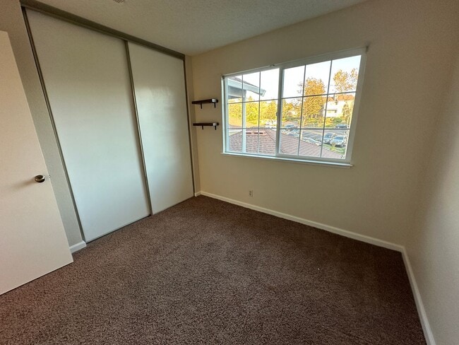 Building Photo - Second Story Lori Drive Condo