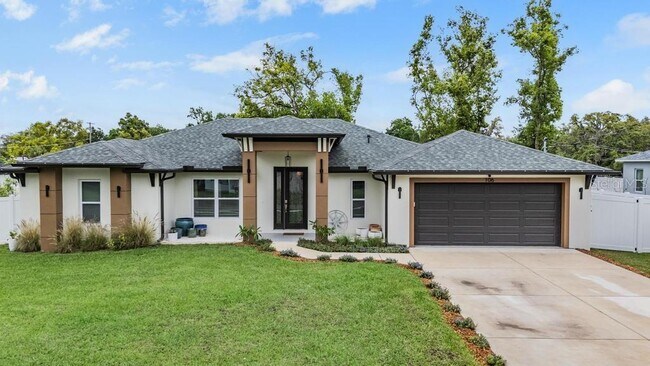 Building Photo - 106 1st Ave NE