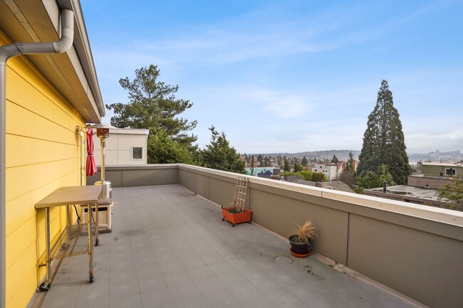 Building Photo - Luxurious Townhome