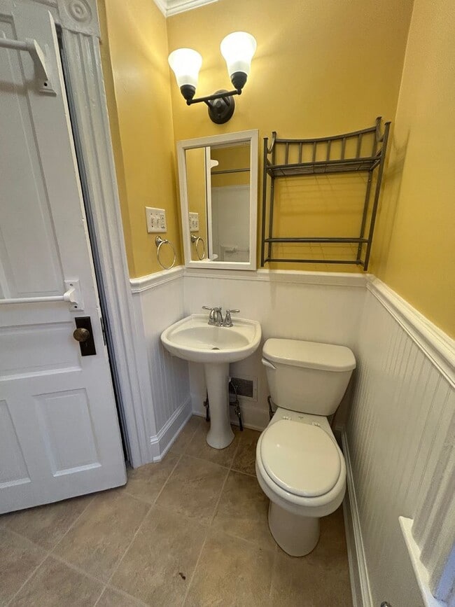 Building Photo - 556 N Plum St