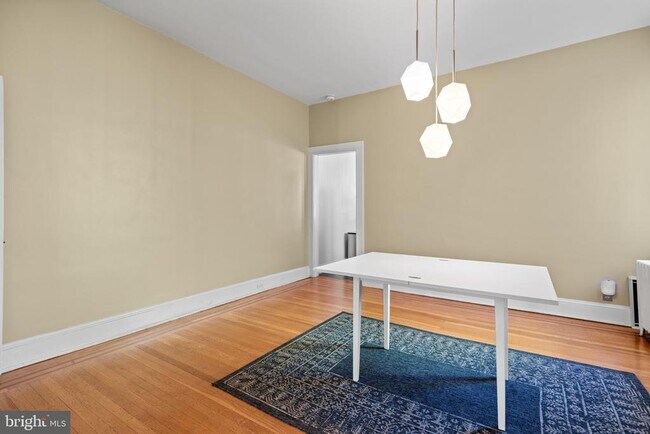 Building Photo - 1228 W 37th St