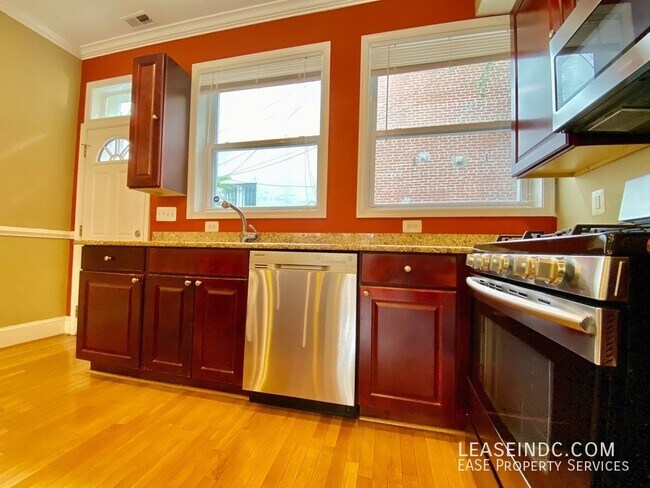 Building Photo - 446 Lamont St NW