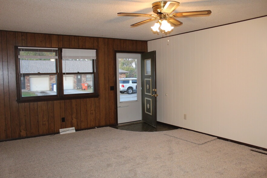 Living room - 2252 W Twin Acres Ct