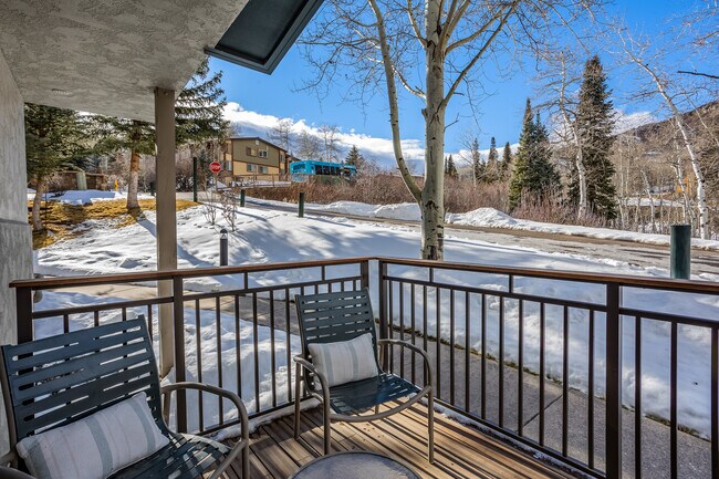 Building Photo - 135 Carriage Way