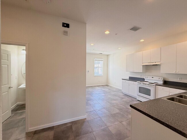 Building Photo - 425 Greenwich Cir