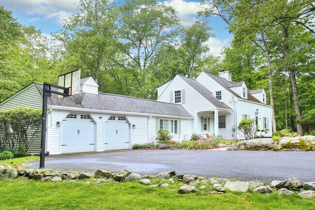 Building Photo - 11 Clover Dr