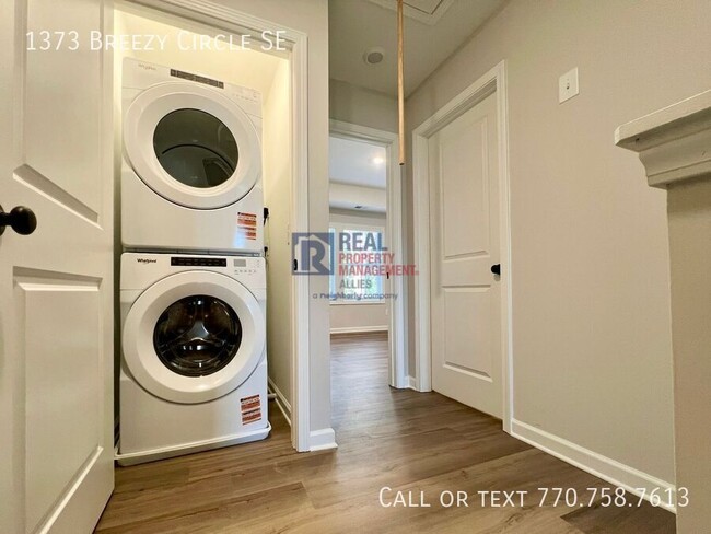 Building Photo - 1373 Breezy Cir