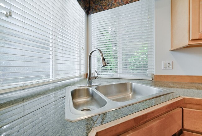 Building Photo - Nice 5 Bed / 2.5 bath house for rent in Kenmore.