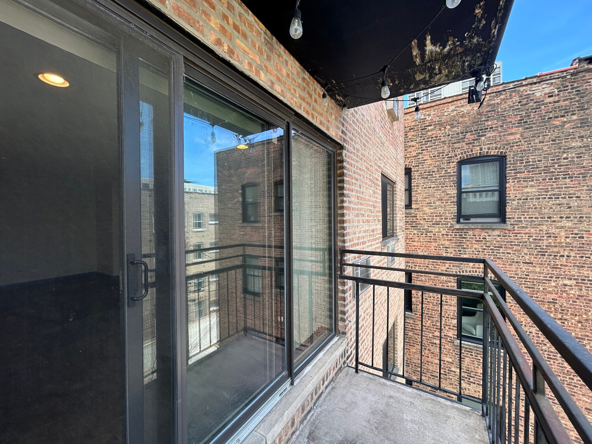 Building Photo - 518 W Wrightwood Ave