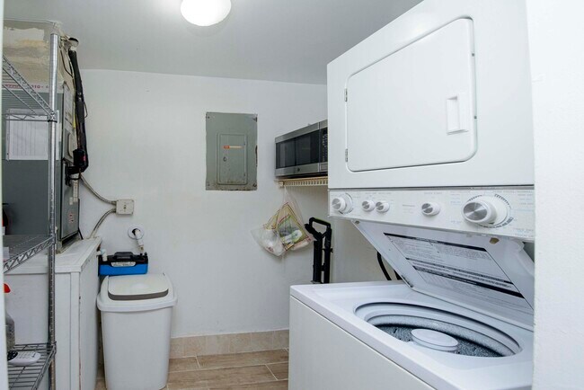 Building Photo - 3531 Pine Needle Dr