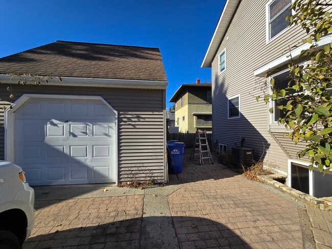 Building Photo - 802-811 11th Ave N