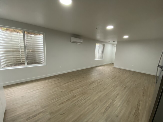 Building Photo - Completely Renovated Apartment!