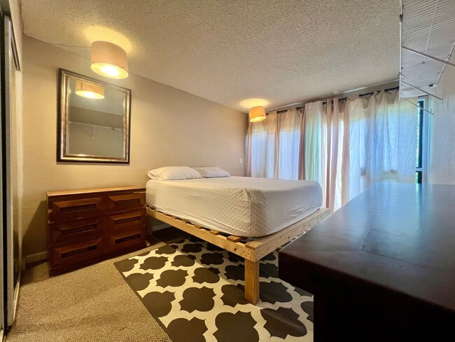 Building Photo - Furnished 2 Bedroom 2 Bathroom Condo with ...